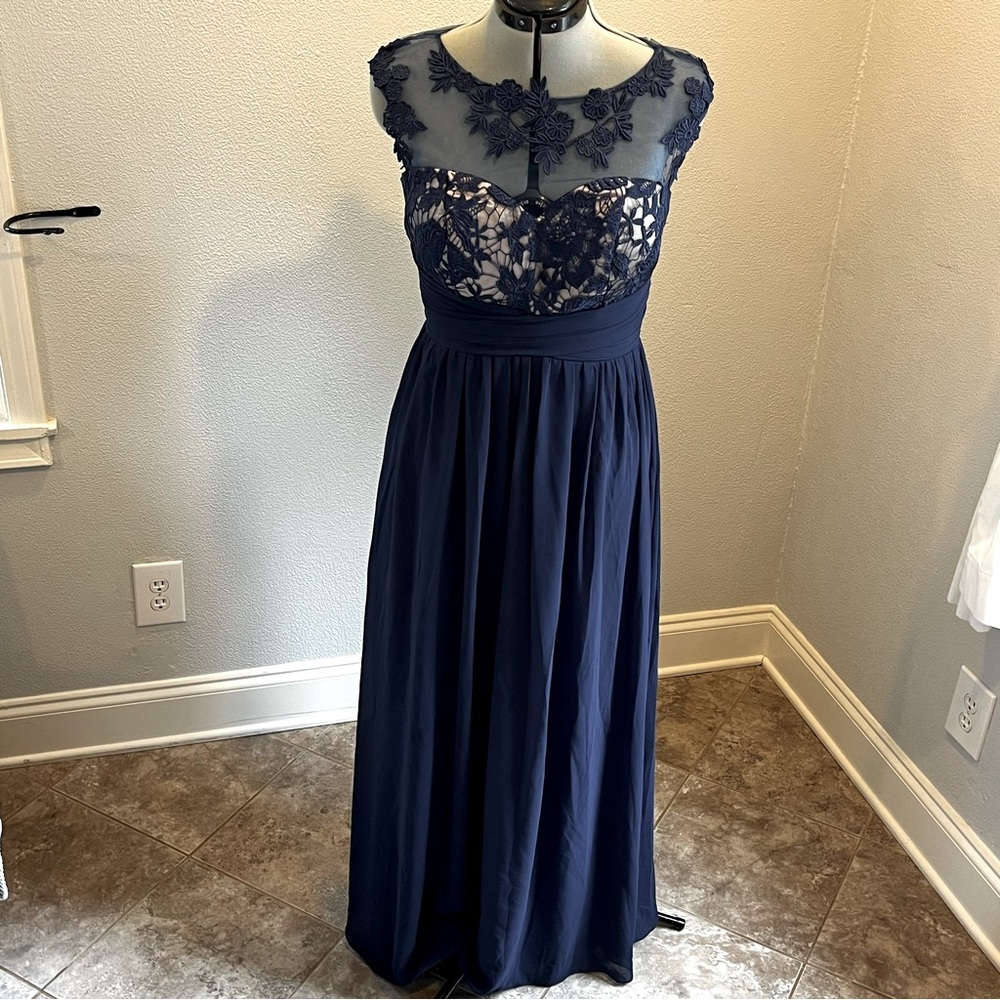 🥰. Ever Pretty formal navy, chiffon and lace dress, beautiful on! Size 8.